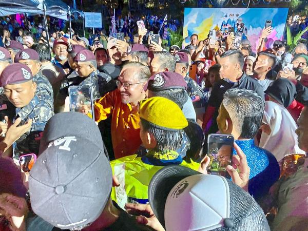 Anwar being greeted by the people at Padang Merdeka.